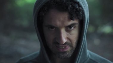 kukuletalı adam kameraya silahı işaret portresi kapatın