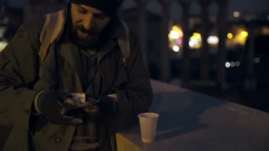 dilenci, para gece-sefalet, evsiz sayım para gülümseyen