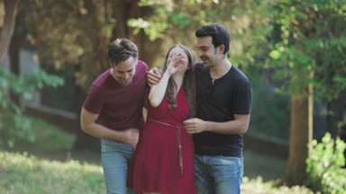 parkta arkadaşlar arasında komik şakalar portresi- özgürlük, doğa dostluk