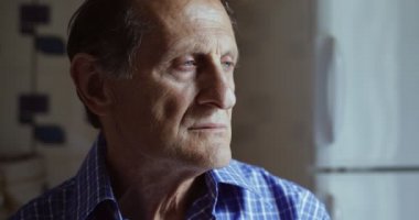 karanlıkta Düşünceli üzgün yaşlı adam yakın portresi. Pensive yaşlı adam