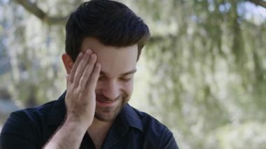 Dışarıdaki kameraya gülümseyen yakışıklı Latin adam.