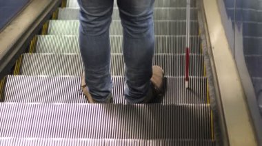 ayakları üzerinde yürüyen merdiven - handikap, hareket, bağımsızlık kör bir adam