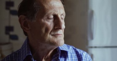 Düşünceli üzgün yaşlı adam içinde belgili tanımlık karanlık. Dalgın yaşlı adam