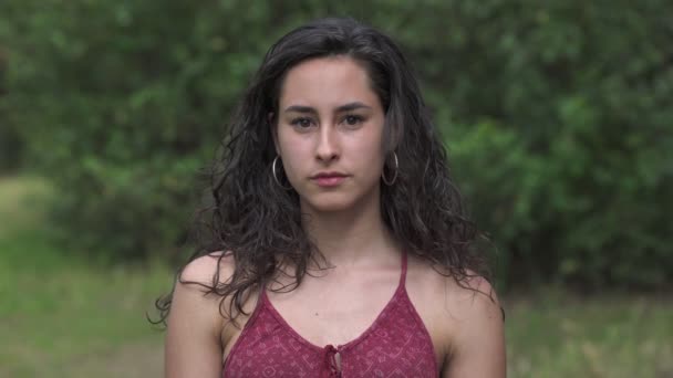 Portrét Nádherné Atraktivní Ženské Úsměvy Kamery Parku — Stock video