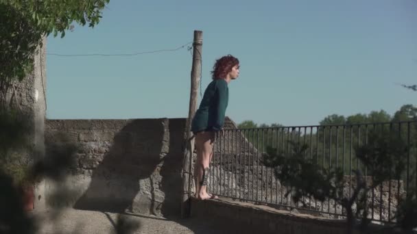 Самогубство Нездужання Депресія Пригнічена Молода Жінка Балконі Думає Про — стокове відео