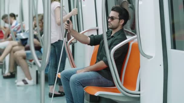 Genç Kör Adamın Portresi Metroda Tek Başına Seyahat Ediyor Engellilik — Stok video