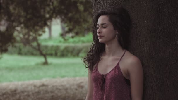 Triste Pensierosa Donna Carina Sola Sotto Albero Tristezza Malinconia Solitudine — Video Stock