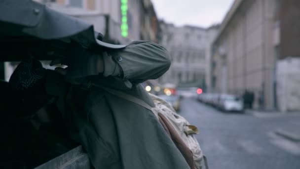 Mendiant Fouilles Dans Poubelle Désespoir Faim Pauvreté — Video