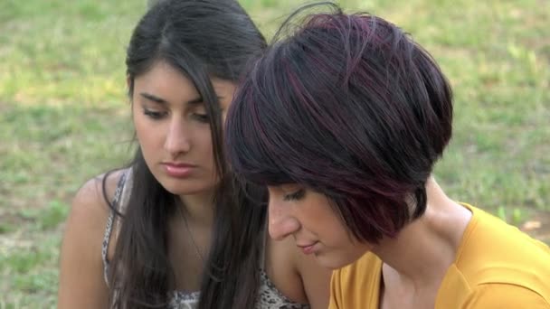 Jeunes Femmes Détendre Sur Pelouse Bavarder Bavarder Détendre Les Femmes — Video