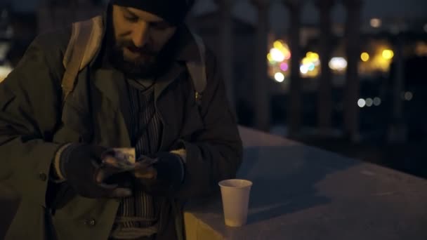 Улыбающиеся Бездомные Считают Деньги Ночам Нищета Попрошайничество Деньги — стоковое видео