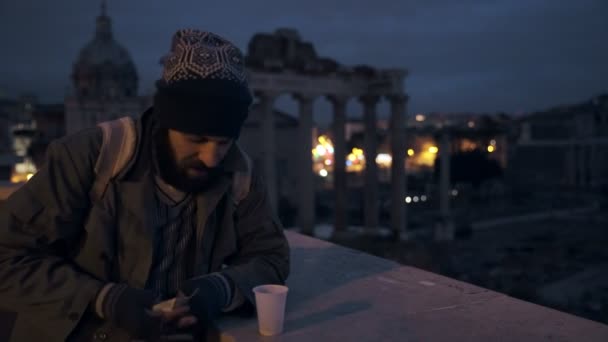 Glücklich Obdachlose Der Nacht Zählt Seine Täglichen Almosen — Stockvideo
