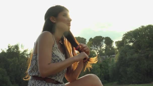 Όμορφη Σκεπτική Γυναίκα Χαλαρώνει Στο Πάρκο Στο Ηλιοβασίλεμα — Αρχείο Βίντεο