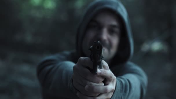 クレイジーフードの若い男を指している銃でカメラ — ストック動画