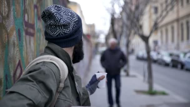 Portrait Homme Âgé Donne Aumône Mendiant Dans Rue — Video