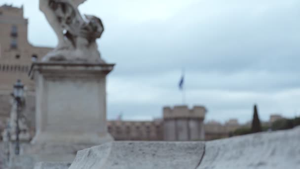 Felices Sonrientes Saludos Sin Hogar Desde Puente — Vídeos de Stock