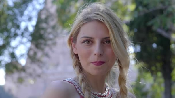 Close Portret Van Jonge Elegante Vrouw Glimlachend Camera Slow Motion — Stockvideo