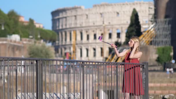 Gyönyörű Boldog Turista Csinál Vicces Szelfi Kolosszeum Háttérben — Stock videók