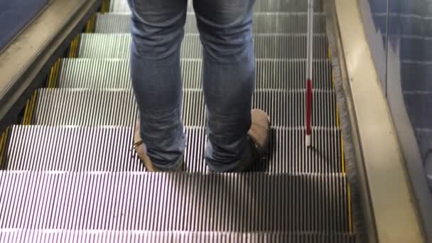 Pernas Cego Nas Escadas Rolantes Handicap Movimento Independência — Vídeo de Stock