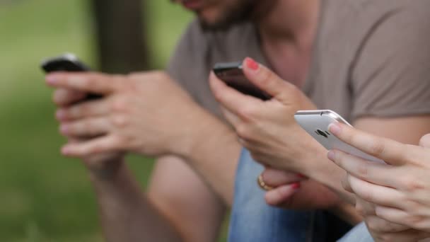 Närbild Händerna Textning Smartphone Parken — Stockvideo