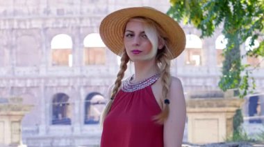 şirin mutlu kadın döner ve kamera - yavaş hareket Rome gülümsüyor