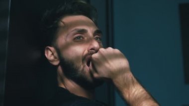 Gergin dalgın genç byting elleri adam. anksiyete, sinirlilik, sorunları