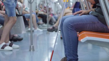 bacaklar ve kör adam metro vagonu - yavaş hareket parça yakın çekim