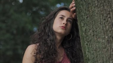  Güzel genç üzgün ve yalnız kadın onun düşüncelerinde kayıp