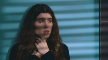 Depresif kadın yalnız karanlık - depresyon, yalnızlık içinde ağlıyor