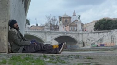 yalnız işsiz nera Roma'da nehir.Marjinalleşme, yoksulluk, yalnızlık