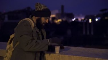 sefalet, dilencilik, para-evsiz gece onun para sayma