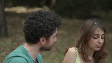 dostluk, sevgi, suç - iki arkadaş sarılmak onların arkadaşı çimlerde
