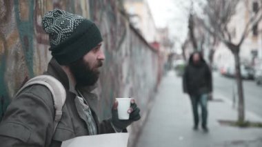 Sokakta yalnız dilenci almak sadaka bir adam-yardım tarafından cömertlik