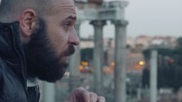 Boční Pohled Profil Člověka Kouření Cigaret Uvažuje Město — Stock video