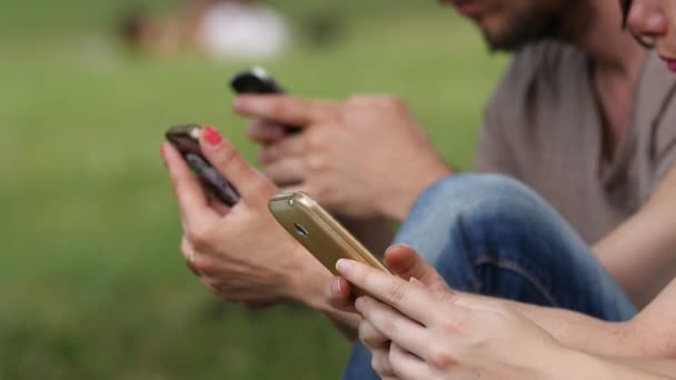 Handen Van Jonge Studenten Het Park Typen Smartphones — Stockvideo