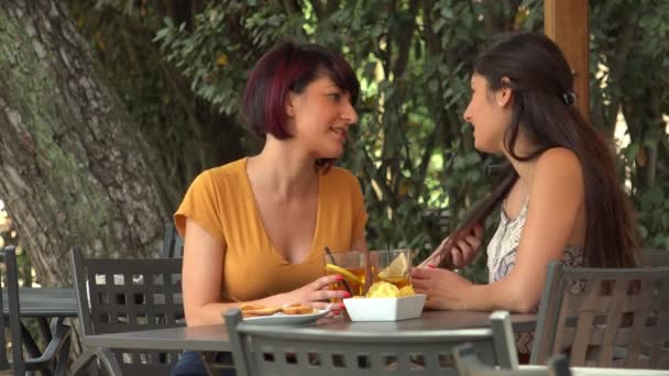 Hora Feliz Entre Dos Jóvenes Amigos Relajarse Charlar Chismorrear — Vídeo de stock