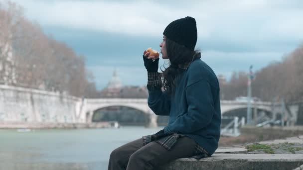 Nędzy Wędrówki Marginalizacji Lonely Jabłko Jedzenie Kobiece Bezdomnych — Wideo stockowe