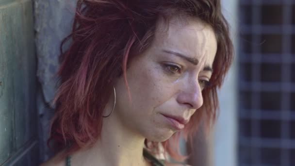 Close Retrato Triste Jovem Mulher Chorando Livre — Vídeo de Stock