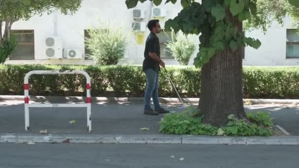 Retrato Del Hombre Ciego Caminando Con Bastón Blanco Para Independencia — Vídeo de stock