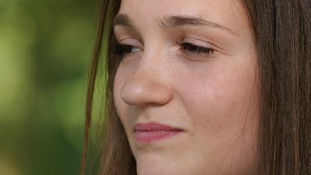 Close Uma Mulher Jovem Bonita Sorrindo Parque Livre — Vídeo de Stock