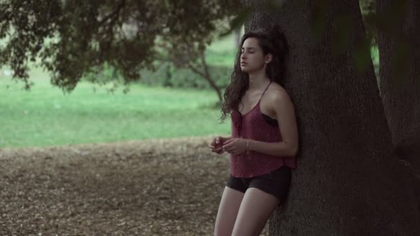 Attraente Giovane Donna Attesa Amante Sotto Albero — Video Stock