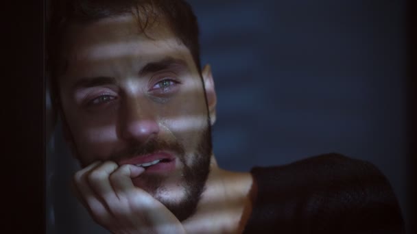 Üzgün Depresyonda Adam Ağlıyor Karanlıkta Umutsuz Adam Yalnız — Stok video