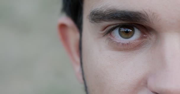 Junger Lateinischer Mann Halb Gesicht Freien — Stockvideo