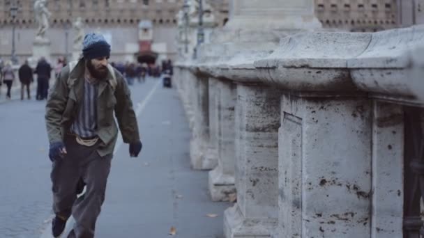 橋の上から彼の友人の挨拶孤独な若いホームレス — ストック動画