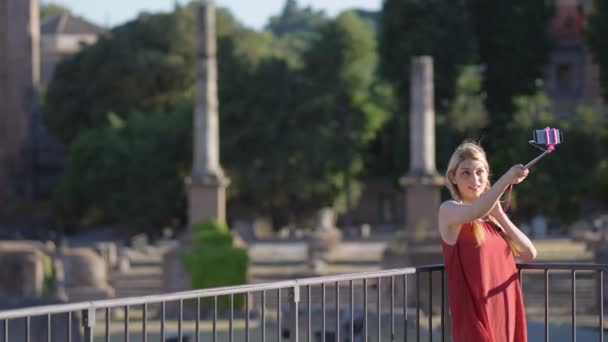 Turist Kvinna Tar Selfie Foton Med Smartphone Rom Italien — Stockvideo