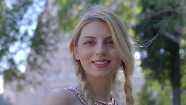 Młoda Piękna Kaukaska Blondynka Kobieta Smiling Aparat Odkryty Powolny Ruch — Wideo stockowe