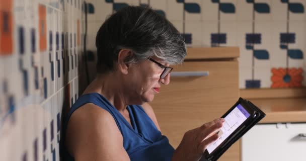 Retrato Idade Maduro Mulher Usando Computador Tablet Casa — Vídeo de Stock
