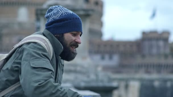 Retrato Felices Sonrientes Saludos Sin Hogar Desde Puente — Vídeo de stock