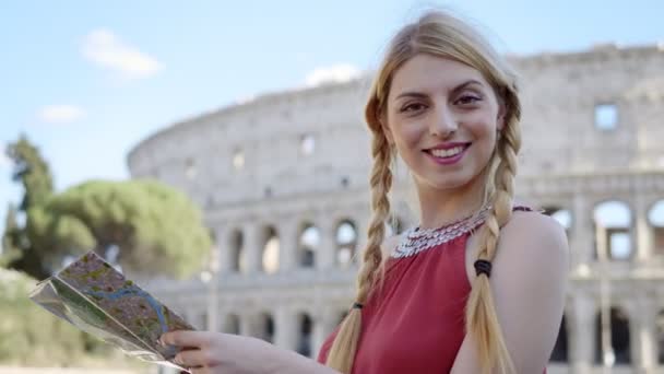 Toerisme Reis Lachende Toeristische Zoek Colosseum Draaien Glimlacht — Stockvideo