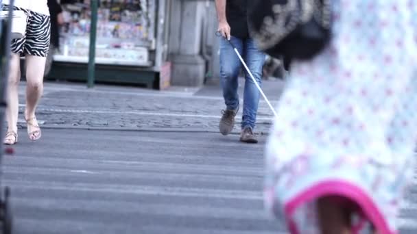 ブラインド人は混雑した通りを横断します 障害者自立 — ストック動画
