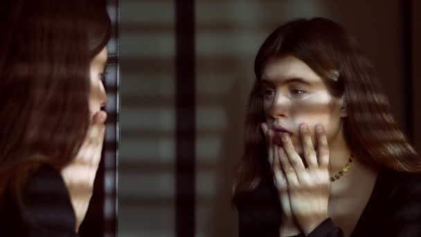 Smutné Depresivní Žena Vypadá Sama Zrcadle Dotýká Její Tvář Tmě — Stock video